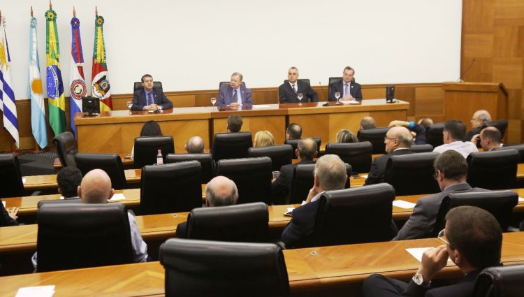 Foto de auditório em que o Ministro Ronaldo Nogueira faz palestra.