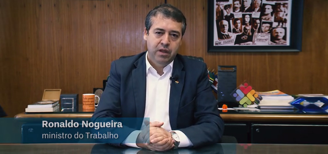 Foto do Ministro Ronaldo Nogueira, sentado à uma mesa de escritório.
