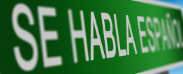 Placa de orientação verde com texto em branco: "Se habla Español".